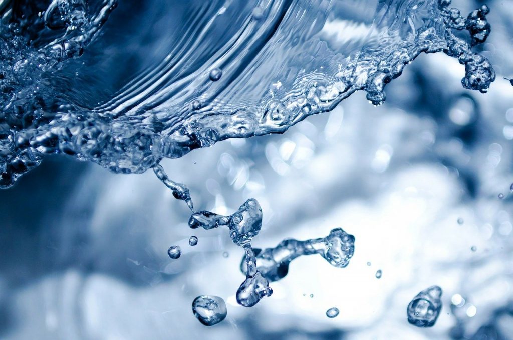 L’attribut alt de cette image est vide, son nom de fichier est splashing-165192_1280-1024x678.jpg.